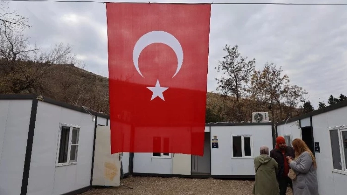 Önce evleri sonra dünyaları başına yıkıldı